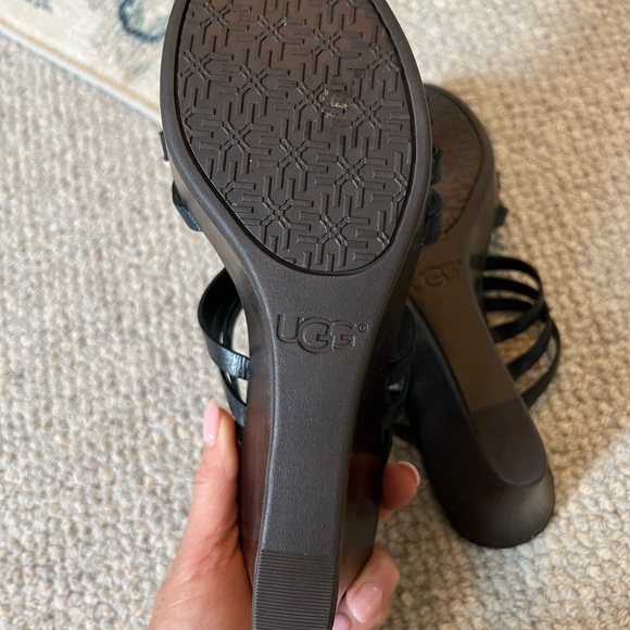 Ugg - Picture 3 of 4